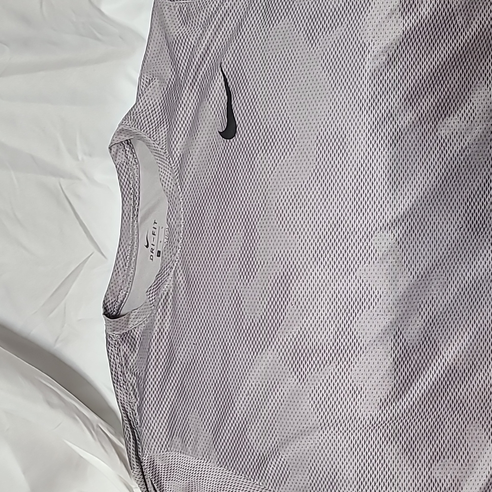 EUC nike dri fit shirt 100 % polyester